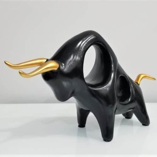 שור נוגח שחור זהב