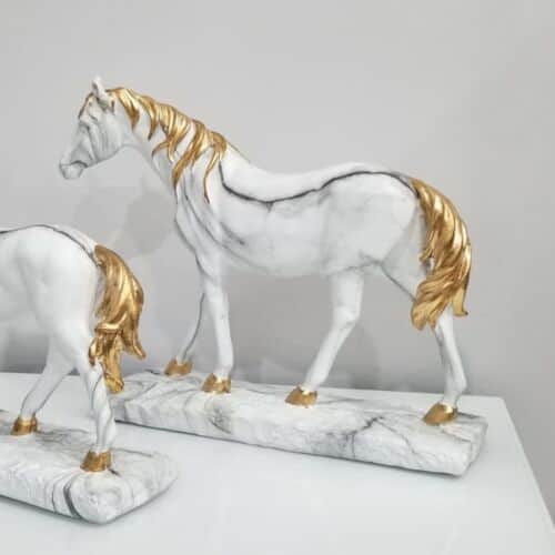 סוס עומד לבן זהב L