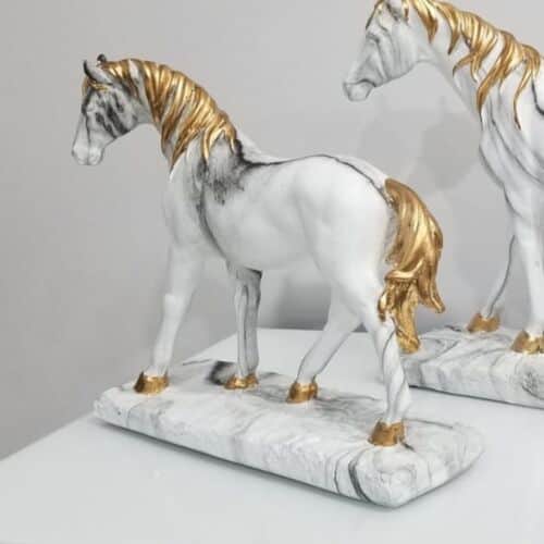 סוס עומד לבן זהב M